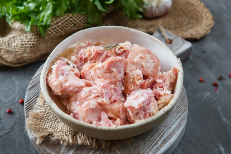 Баночные мясные консервы – отличная еда для всей семьи, включая домашних питомцев