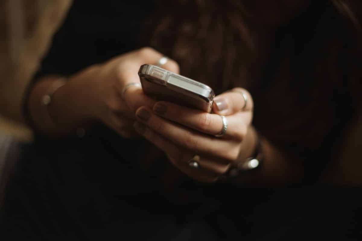 Крупнейший обзор исследований, инициированных ВОЗ, не выявил связи между использованием мобильных телефонов и повышенным риском развития опухолей головного мозга