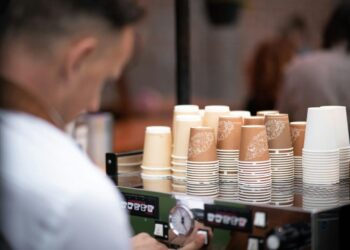Одноразовые стаканы для кофе выделили миллионы частиц микропластика в горячие напитки